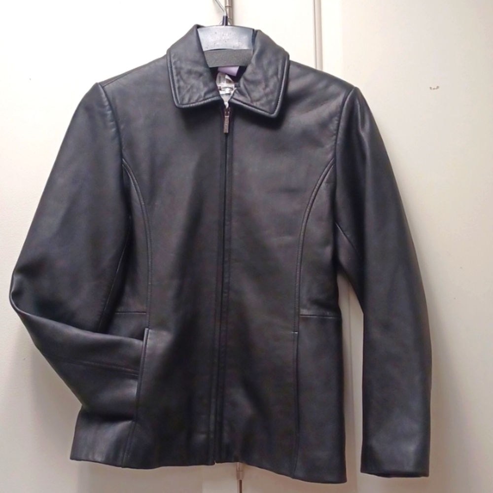 Liz Claiborne soft leather drive coat. Sz small. Slit pockets. Satin liner.